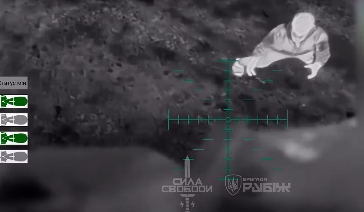 Đoạn video sau đó chuyển sang cảnh một chiếc máy bay không người lái hạ một chiếc xe đạp điện xuống chỗ Tankist. Tuy nhiên, có một vấn đề nhanh chóng xảy ra. Ảnh: @ Сила Свободи".