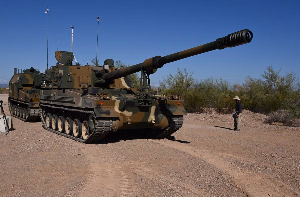 K9 hoạt động cùng xe tiếp đạn tự động K10 (K10 là xe chiến đấu bánh xích hoàn toàn), có khả năng mang 104 viên đạn 155mm và 504 đơn vị thuốc phóng, nạp lại đạn cho K9 trong 37 phút với tốc độ 12 viên/phút. K10 sử dụng chung khung gầm với K9, đảm bảo tính đồng bộ và cơ động trên chiến trường. Ảnh: @ Asian Military Review.