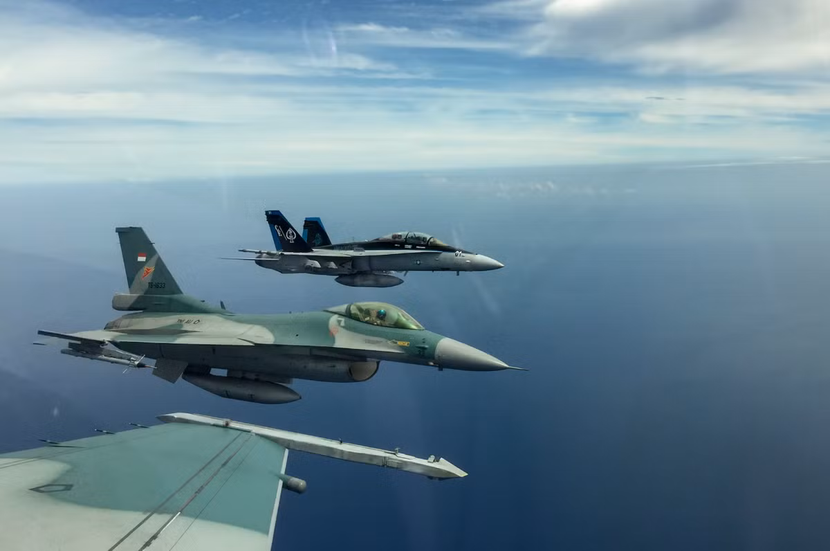 Không quân Lực lượng Vũ trang Quốc gia Indonesia (TNI-AU) vận hành một phi đội đa dạng nhưng đã cũ, chủ yếu bao gồm các máy bay F-16 của Mỹ, Su-27 và Su-30 của Nga, và Hawk 200 của Anh. Những máy bay này, mặc dù vẫn đang hoạt động, nhưng chúng vẫn phải vật lộn để đáp ứng nhu cầu của chiến tranh trên không hiện đại, đặc biệt là khi các cường quốc khu vực như Trung Quốc, Úc và Singapore đã và đang tăng cường lực lượng không quân của họ, bằng các nền tảng tiên tiến như J-20, F-35 và Rafale. Ảnh: @19FortyFive.