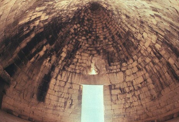 Tại đây, các nhà khảo cổ đã tìm thấy hài cốt của bảy cá nhân, bao gồm cả trẻ em, cùng với hơn 150 đồ vật bằng vàng. Ảnh: @Vassiliki Adrimi-Sismani.