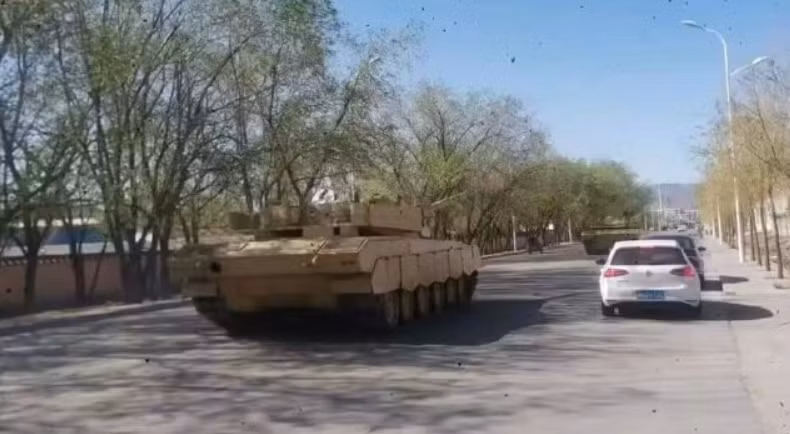 Mặc dù thông tin chi tiết vẫn còn khan hiếm và chưa được các nguồn tin chính thức của Trung Quốc xác nhận, nhưng động thái này phù hợp với xu hướng toàn cầu hướng tới các hệ thống quân sự tiết kiệm năng lượng, và nó cũng phản ánh rõ nỗ lực hiện đại hóa lực lượng vũ trang của Trung Quốc. Ảnh: @Defence Blog.