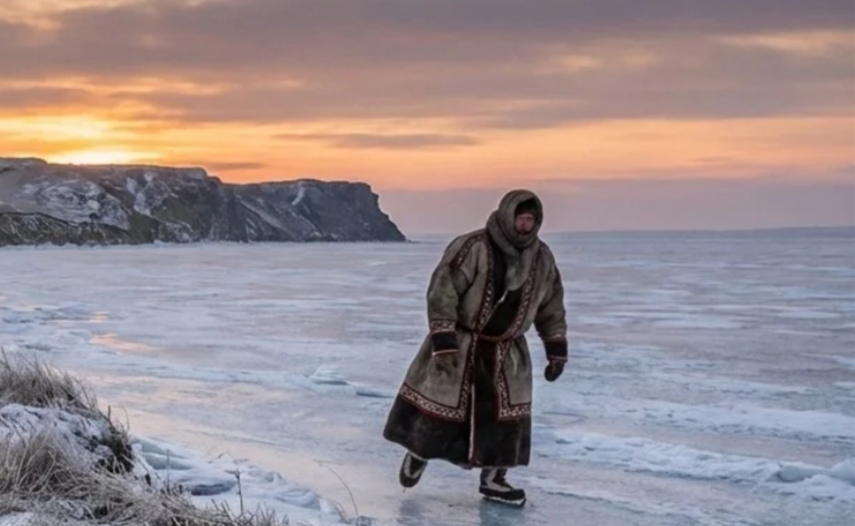 Đó là một vật thể đơn giản, được chạm khắc từ xương động vật, việc nghiên cứu nó có thể kể câu chuyện về một lối sống, về sự vận động và cách suy ngẫm về cảnh quan của cư dân bản địa cổ xưa. Ảnh: @Viện Hàn lâm Khoa học Nga (IIMK RAS).