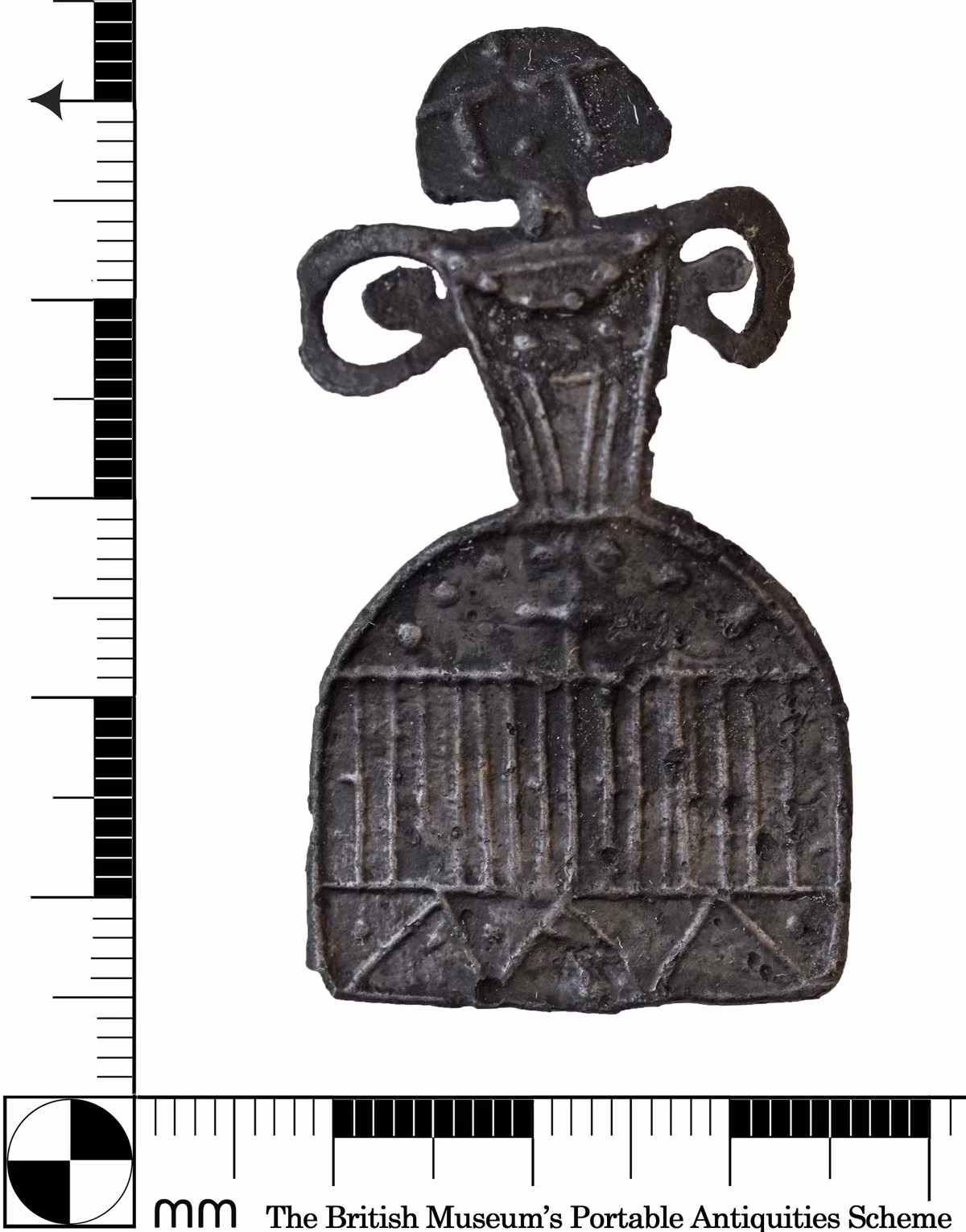 Điều khiến khám phá này trở nên đặc biệt chính là tính hiếm có của nó. Theo các chuyên gia, con búp bê chì thời hậu Trung Cổ này được coi là "đặc biệt", và được cho là mẫu vật hoàn chỉnh duy nhất được ghi nhận tại Anh. Phát hiện này đã thu hút sự quan tâm đáng kể từ các nhà sử học, làm nổi bật tầm quan trọng của nó trong việc tìm hiểu về nghề sản xuất đồ chơi và các tập tục văn hóa thời kỳ cổ. Ảnh: @Sarah Brackstone.