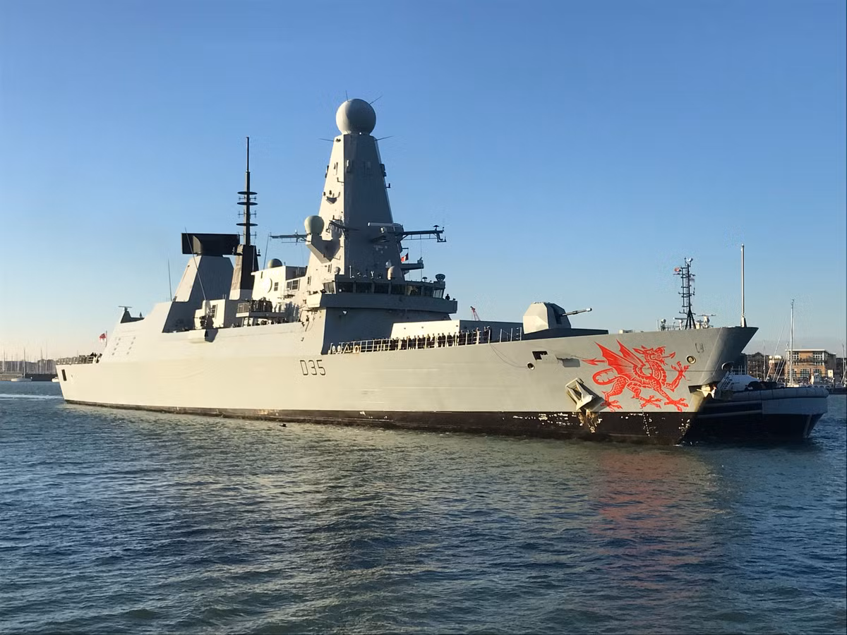 Cựu Chuẩn đô đốc Chris Parry thì thẳng thắn hơn: “Đây là thảm họa do làm ăn rẻ tiền. Để có hệ thống phòng không tầm xa hoạt động tốt, họ đã cắt giảm mọi thứ khác. Type 45 là nạn nhân điển hình của việc vừa muốn nhanh, vừa muốn rẻ, vừa muốn tối tân”.