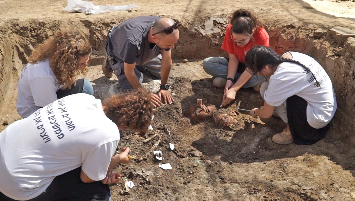 Khi tiến hành khai quật ở Yehud, Israel, các chuyên gia đến từ Cơ quan Cổ Vật Israel bất ngờ tìm thấy một vật thể lạ. Ảnh: @Cơ quan Cổ Vật Israel.