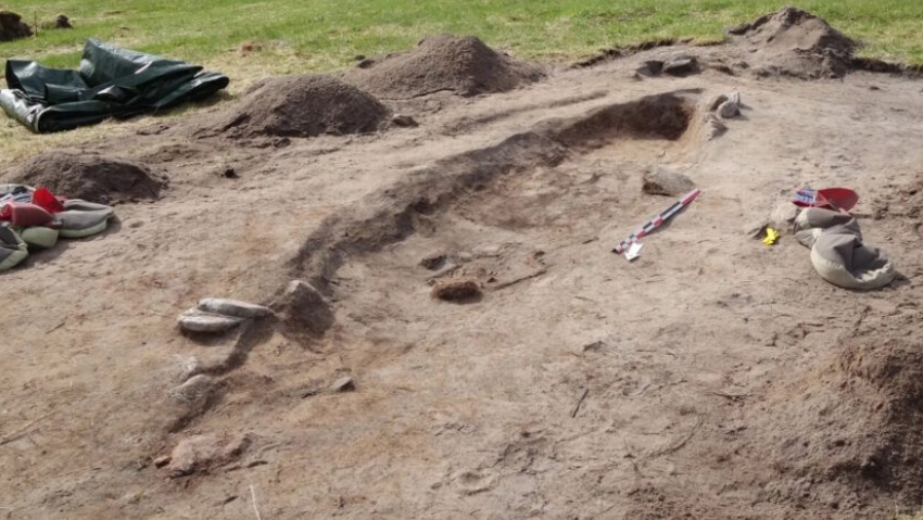 Chiếc kim hình bầu dục nhô lên khỏi cát, được chạm khắc tinh xảo và hơi cong vênh do thời gian. Ảnh: @Bảo tàng Đại học Bắc Cực của Na Uy.