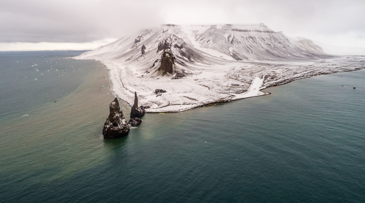 Bởi bán đảo Taman nằm ở vị trí chiến lược giữa châu Âu và châu Á. Vào thời cổ đại, nơi đây là một vùng lãnh thổ với nhiều khu định cư, đầm phá ven biển và đường thủy, nhìn ra eo biển Kerch, một hành lang tự nhiên giữa Biển Đen và Biển Azov. Trong những mùa đông khắc nghiệt nhất, nước biển có thể đóng băng, tạo thành những lối đi tạm thời. Nhưng việc di chuyển nhanh chóng trên các bề mặt đóng băng không phải là điều dễ dàng. Ảnh: @Viện Hàn lâm Khoa học Nga (IIMK RAS).