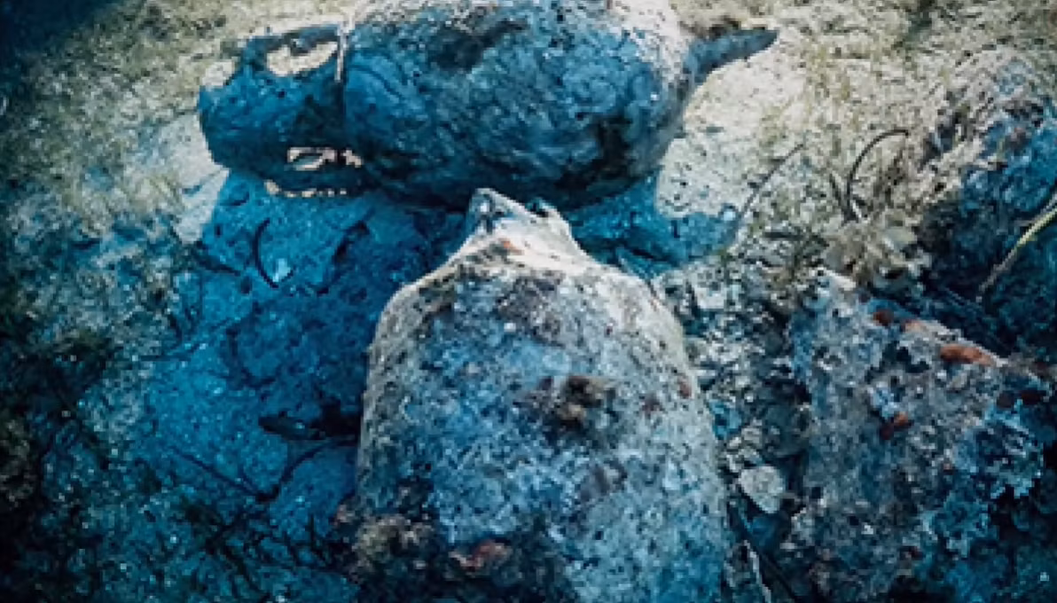 Thân tàu bằng gỗ không còn nguyên vẹn từ ​​lâu, nhưng những gì còn lại là một bộ sưu tập đồ gốm Cycladic thời tiền sử, đồ dùng gia đình và thỏi chì. Ảnh: @Peter Throckmorton.