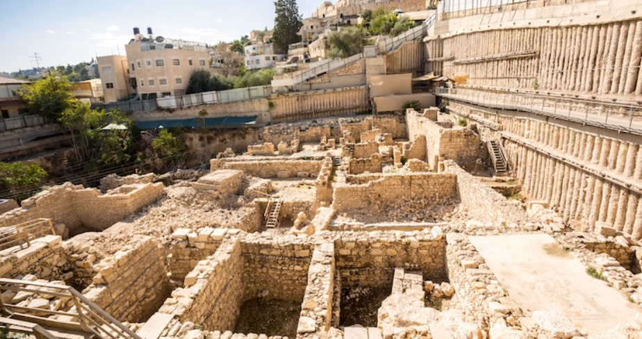 Công trình này bao gồm tám căn phòng được đục đẽo trong đá, mỗi phòng được trang bị những vật dụng đặc thù, bao gồm: một bàn thờ với rãnh thoát nước được chạm khắc, một tảng đá lớn dựng đứng (masseba) gắn liền với các hoạt động nghi lễ. Ảnh: @Shalom Kveller / City of David.