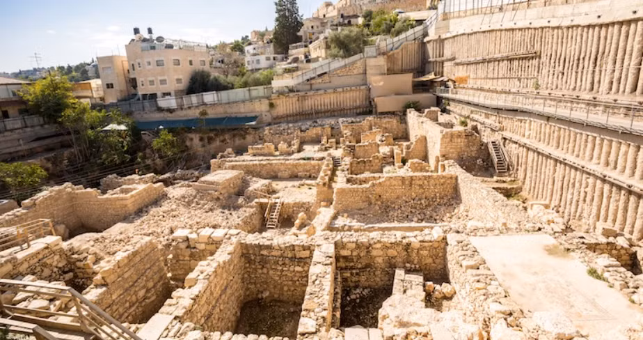 Công trình này bao gồm tám căn phòng được đục đẽo trong đá, mỗi phòng được trang bị những vật dụng đặc thù, bao gồm: một bàn thờ với rãnh thoát nước được chạm khắc, một tảng đá lớn dựng đứng (masseba) gắn liền với các hoạt động nghi lễ. Ảnh: @Shalom Kveller / City of David.