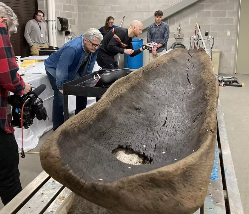 Một số chiếc được tìm thấy cùng với những viên đá phẳng dùng để đánh cá, cho thấy những chiếc thuyền này phục vụ cả mục đích sinh kế và đi lại xã hội, tạo thành một phần của mạng lưới khu vực kết nối các khu định cư xa xôi thông qua các tuyến đường thủy. Ảnh: @Hiệp hội Lịch sử Wisconsin.