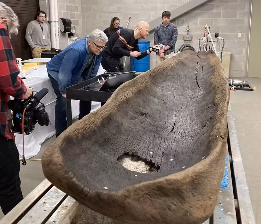 Một số chiếc được tìm thấy cùng với những viên đá phẳng dùng để đánh cá, cho thấy những chiếc thuyền này phục vụ cả mục đích sinh kế và đi lại xã hội, tạo thành một phần của mạng lưới khu vực kết nối các khu định cư xa xôi thông qua các tuyến đường thủy. Ảnh: @Hiệp hội Lịch sử Wisconsin.