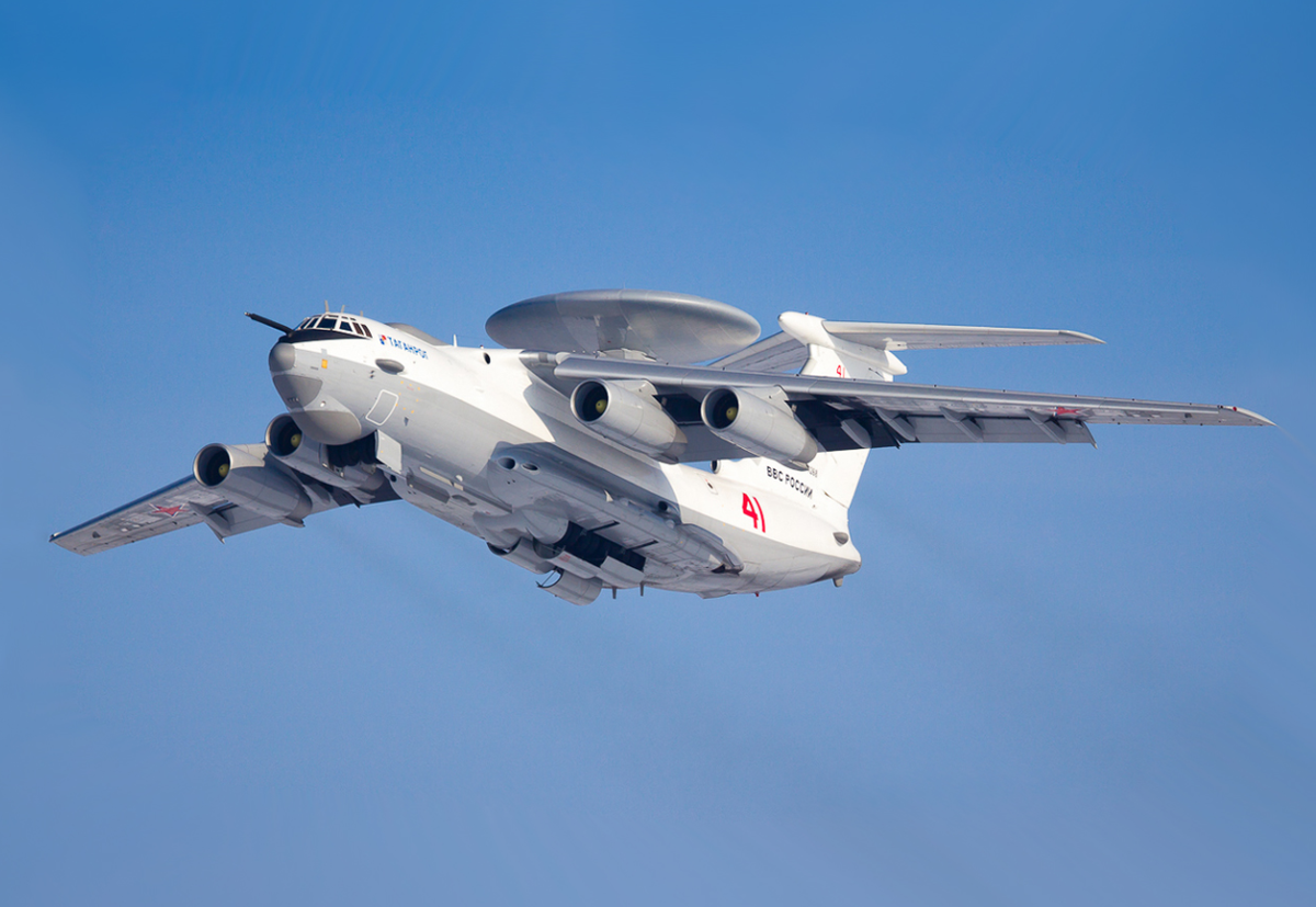 Còn Beriev A-50, một nền tảng cảnh báo sớm và kiểm soát trên không trị giá 350 triệu đô la, đóng vai trò là "đôi mắt trên bầu trời" của Nga, điều phối các hoạt động trên không bằng radar tiên tiến của mình. Với ít hơn 10 chiếc Beriev A-50 đang hoạt động, việc mất mát này được báo cáo sẽ là một đòn giáng mạnh vào sức mạnh không quân của Nga. Ảnh: @Wikipedia.
