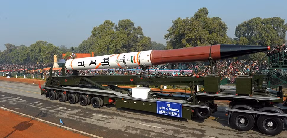 Trong khi đó, Ấn Độ đang phát triển tên lửa đạn đạo Agni-VI với tầm bắn được cho là có thể đạt tới 12.000 km. Tuy vậy, quốc gia này lại không được nhắc tới trong danh sách các mối đe dọa đối với Mỹ.