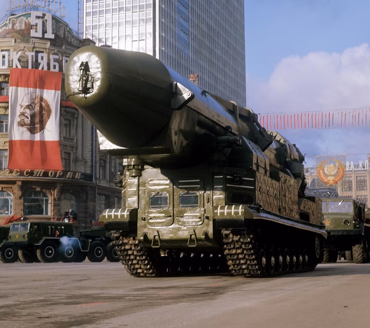 Sự gia tăng các mối đe dọa mới cũng làm phức tạp các nỗ lực kiểm soát vũ khí hạt nhân giữa Mỹ và Nga. Các hiệp ước hạn chế vũ khí chiến lược ngày càng khó đạt được đồng thuận.