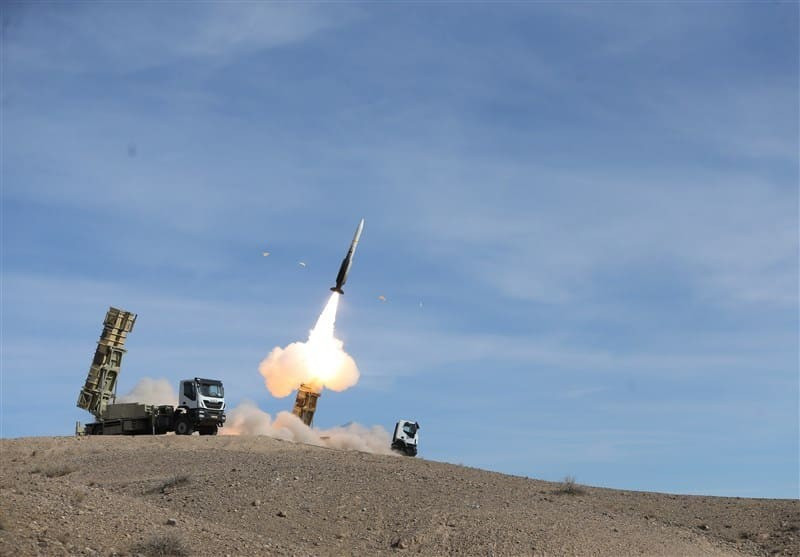 Các hệ thống này được thiết kế để phát hiện và theo dõi cả máy bay chiến đấu lẫn tên lửa, tạo thành một mạng lưới phòng thủ tương đối phức tạp.