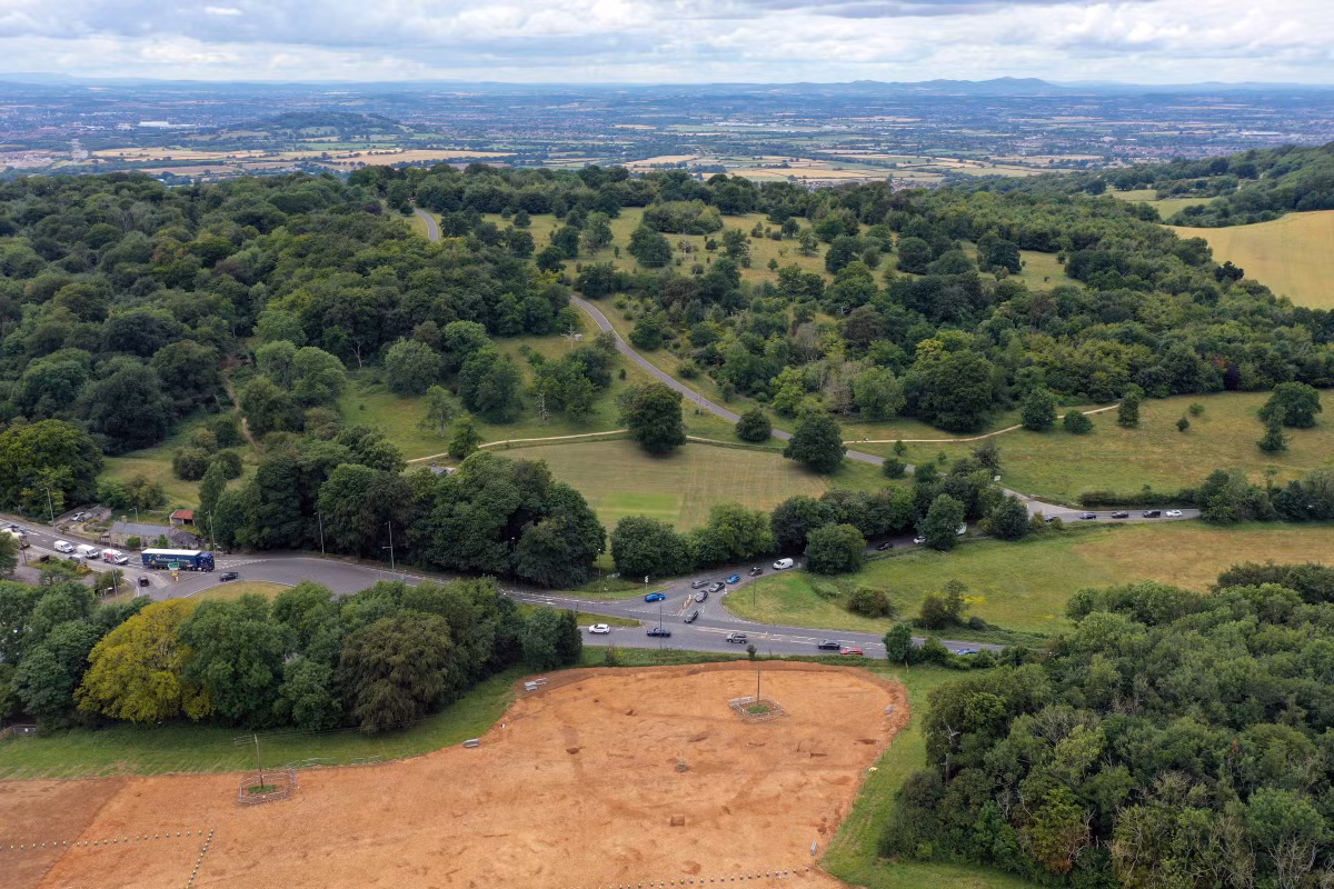 Các nhà khảo cổ học làm việc trong dự án A417 Missing Link ở Cotswolds, Anh đã khai quật được một kho báu gồm các hiện vật có niên đại từ 12.000 năm trước. Ảnh: @Oxford Cotswold Archaeology.