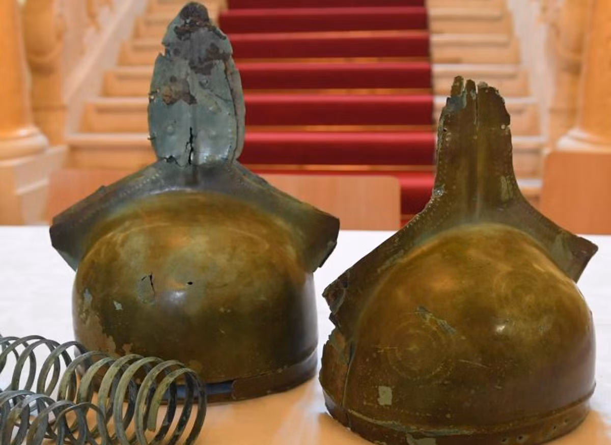 Mũ bảo vệ được chế tác từ hai tấm đồng uốn cong, hơi dẹt trên đỉnh đầu. Các tấm đồng được ghép lại với nhau ở giữa đầu bằng một đỉnh đinh ba ở giữa, có một lỗ để luồn lông chim. Hai bên được trang trí bằng các vòng tròn đồng tâm, một hình dạng cũng được tìm thấy có trên miếng đệm má. Ngoài ra, còn có các lỗ ở mặt dưới để gắn miếng đệm má. Ảnh: @Bảo tàng Đông Slovakia.