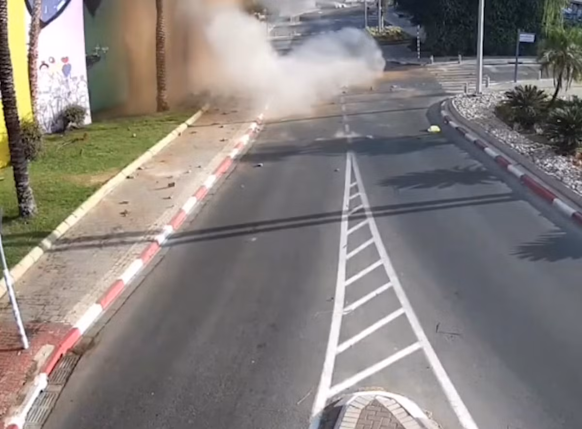 Bộ Tư lệnh Mặt trận Nội địa của Lực lượng Phòng vệ Israel (IDF) cho biết trong một tuyên bố rằng, ít nhất một tên lửa đạn đạo chứa đầu đạn bom chùm đã tấn công và phân tán trên một khu vực tương đối rộng, và cảnh báo công chúng rằng, một số quả đạn con chưa nổ vẫn có thể phát nổ bất kỳ lúc nào, do đó rất nguy hiểm. Bộ Tư lệnh kêu gọi bất kỳ ai tìm thấy vật thể như vậy hãy báo cáo ngay cho chính quyền để xử lý kịp thời. Ảnh: @telegraph.