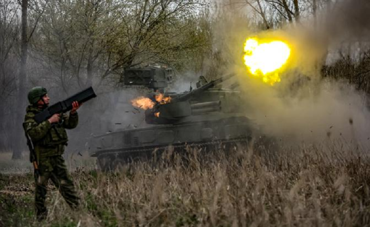 Trên thực địa, lực lượng Ukraine đang đối mặt với tình trạng thiếu hụt nhân lực nghiêm trọng, khiến các tuyến phòng thủ liên tiếp xuất hiện lỗ hổng. Trong bối cảnh đó, Kiev buộc phải phụ thuộc vào máy bay không người lái và hỏa lực pháo binh để tạm thời lấp đầy khoảng trống. Ảnh: TASS