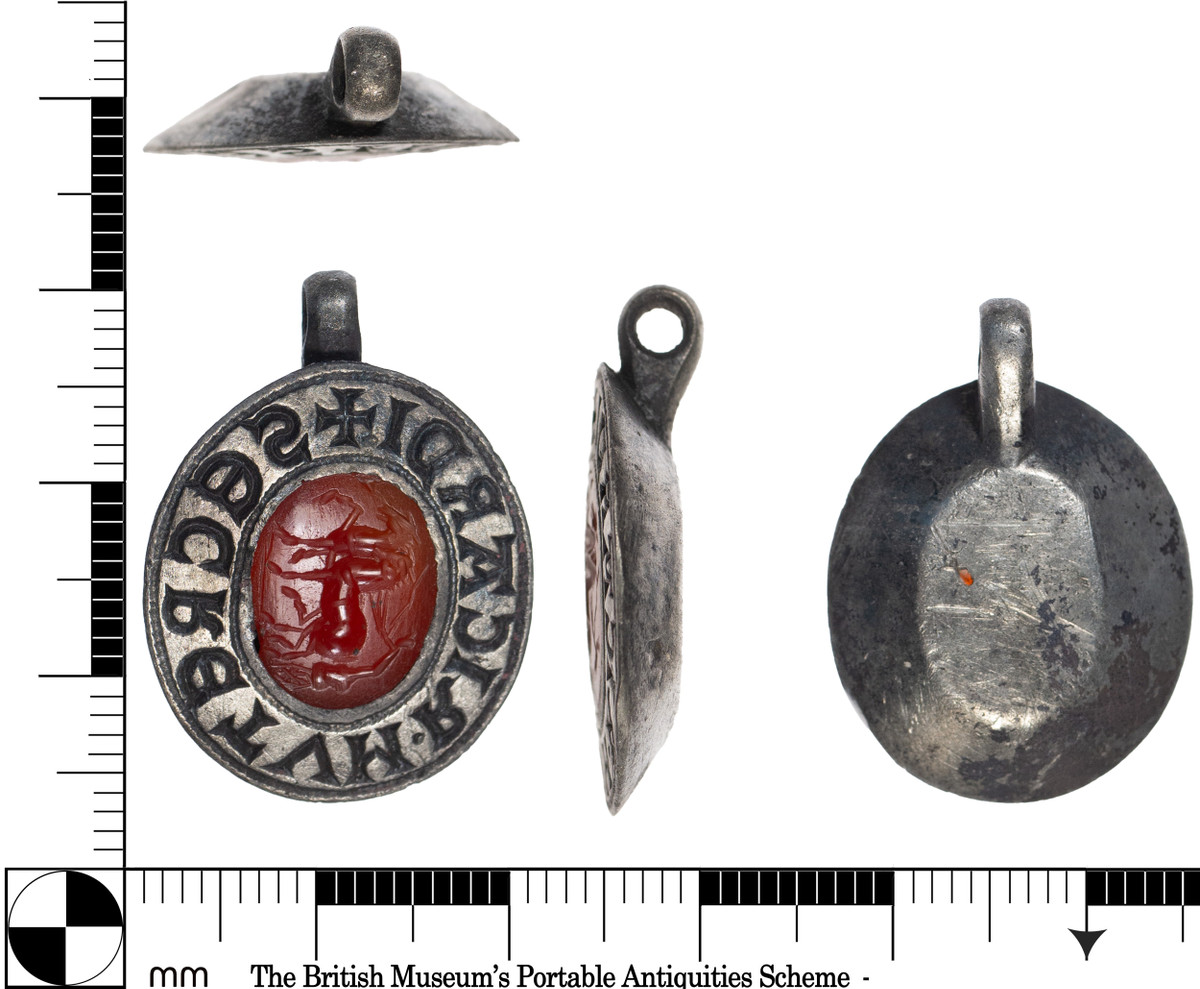 Viền bạc quanh viên đá quý có khắc chữ ngược (để có thể đọc đúng khi đóng dấu) với dòng chữ '+SECRETVM.RICARDI'. Ảnh: @Bảo tàng London.