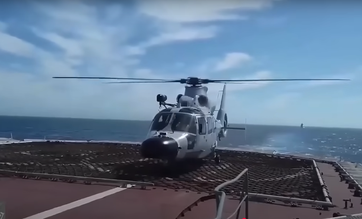 Tàu cũng vận hành một trực thăng Ka-27 cho các hoạt động chống ngầm kéo dài. Ảnh: @ShadowStrike Tech.