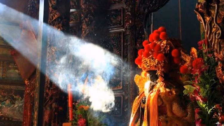 Nhân vật trung tâm trong các nghi lễ này là Đại Sĩ Gia (còn gọi là Tiêu Diện Đại Sĩ). Đây là một vị thần linh có nguồn gốc phức hợp, là hóa thân của Quan Thế Âm Bồ Tát. Ngài từ bỏ hình tướng hiền từ để hóa thành "Diện Nhiên Quỷ Vương" với gương mặt uy nghiêm, dữ tợn. Mục đích của sự hóa thân này là để trấn áp, ổn định trật tự của các vong hồn, đảm bảo họ không gây nhiễu loạn dương gian và giám sát việc phân phát vật phẩm cúng tế một cách công bằng. Sự hiện diện của Đại Sĩ Gia chính là sự bảo chứng cho trật tự và an toàn trong suốt tháng 7 Âm lịch.