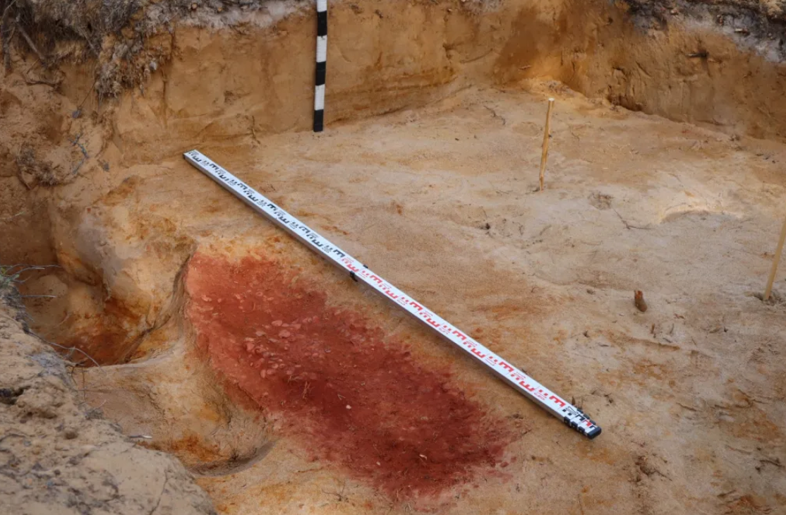 Họ chôn cất người chết trong những ngôi mộ được đánh dấu bằng đất son đỏ tươi, một loại đất sắc tố cực kỳ giàu sắt có giá trị nghi lễ rõ ràng. Ảnh: @M. Ahola.