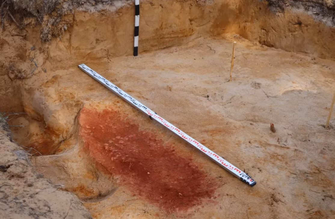 Họ chôn cất người chết trong những ngôi mộ được đánh dấu bằng đất son đỏ tươi, một loại đất sắc tố cực kỳ giàu sắt có giá trị nghi lễ rõ ràng. Ảnh: @M. Ahola.