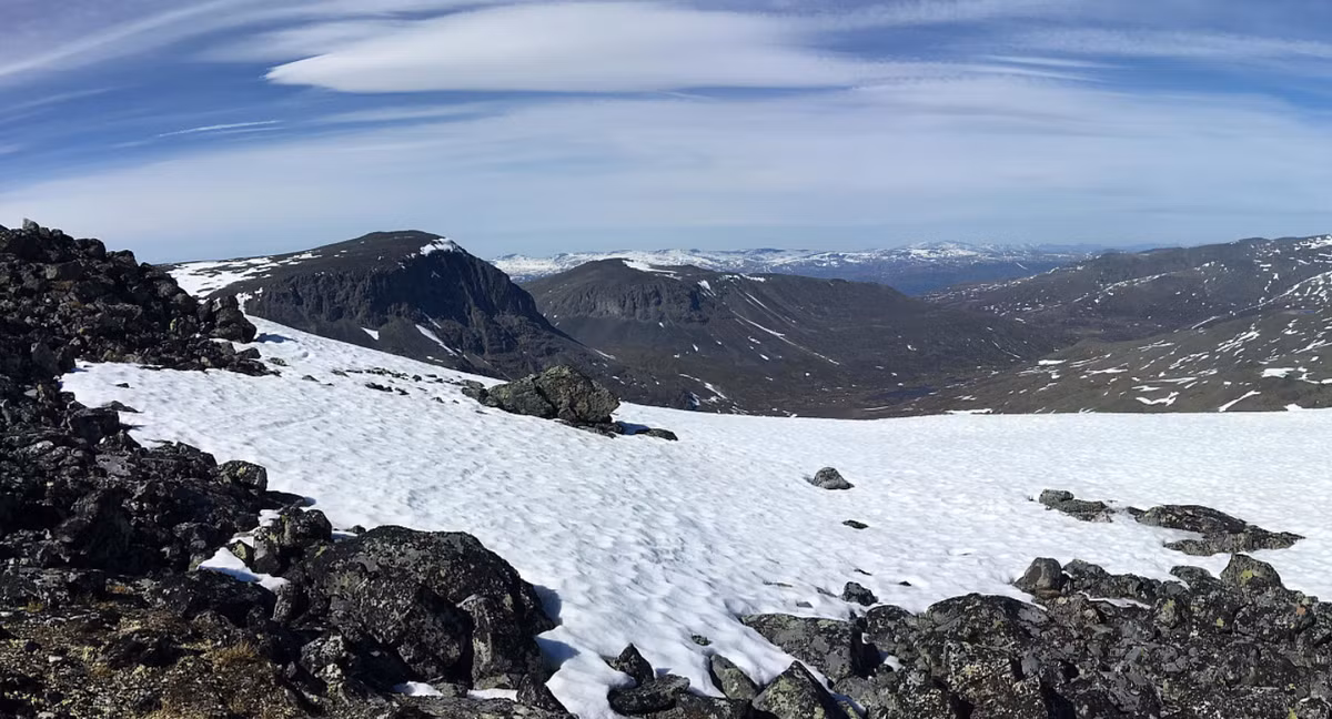 Gần đây, khi tiến hành khai quật trên ngọn núi này theo Chương trình "Bí mật Băng", một chương trình khảo cổ học băng giá của Cục Di sản Văn hóa Na Uy, các chuyên gia khảo cổ bất ngờ tìm thấy một vật thể lạ, cổ xưa. Ảnh: @Cục Di sản Văn hóa Na Uy.