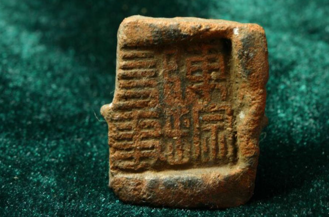 Ông cho biết thêm rằng, loại con dấu đất sét này chủ yếu được sử dụng để đóng dấu chính thức trong các cuộn giấy, tài liệu hoặc các vật dụng khác nhằm đảm bảo tính xác thực và ngăn chặn việc giả mạo trong quá trình vận chuyển. Đối với Wang Ziqi, con dấu đất sét là một bằng chứng hữu hình đầy thú vị. Điều này chứng minh sự thịnh vượng và tầm quan trọng của thị trấn Bairen trong thời cổ đại. Những trang sử đang dần được tái hiện sống động. Ảnh: @Zhang Dongru/China Daily.