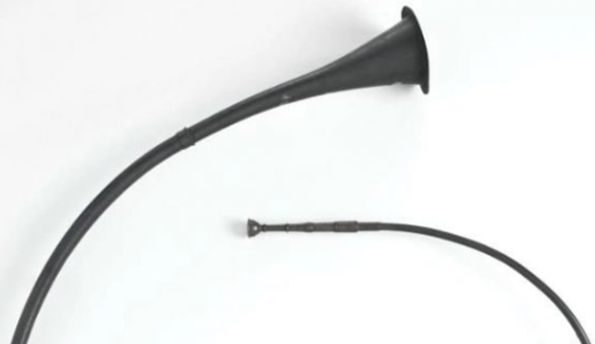 Chiếc kèn Cornu La Mã này là một nhạc cụ dài khoảng 3 mét, được làm bằng hợp kim đồng, uốn cong thành hình chữ "G", kiểu uốn này cho phép một phần trọng lượng của nhạc cụ được đặt lên vai người thổi. Ảnh: @Bảo tàng Vindolanda.