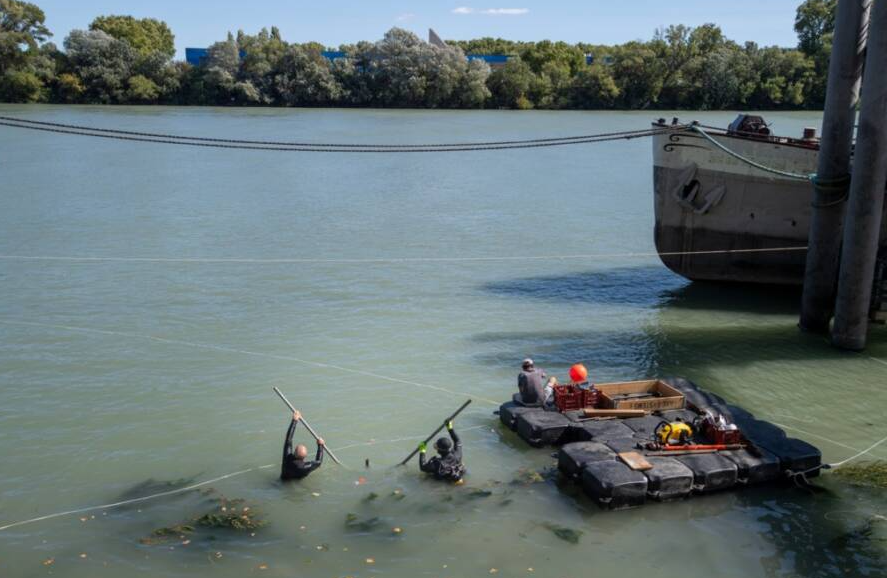 Dưới dòng sông đục ngầu Rhône ở Pháp, các chuyên gia thợ lặn Pháp bất ngờ tìm thấy một kho báu cổ xưa kỳ lạ. Ảnh: @Lionel ROUX_CCJ-(CNRS-AMU).