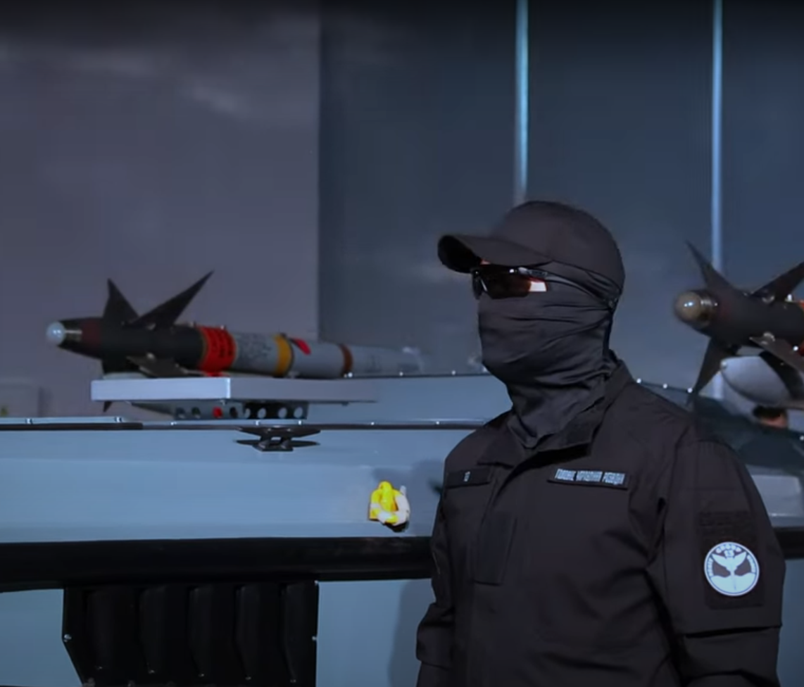 Thế nên, tên lửa AIM-9M Sidewinder trên tàu Magura-7 có vẻ như phải được hướng vật lý tương đối chính xác theo hướng mục tiêu trước khi phóng. Theo một số chuyên gia, việc định vị các thông số để đánh chặn thành công từ nền tảng này có thể rất khó khăn, đặc biệt là khi có thêm yếu tố là tàu không người lái còn bị nảy lên xuống, khi di chuyển trên mặt sóng. Ảnh: @GUR.