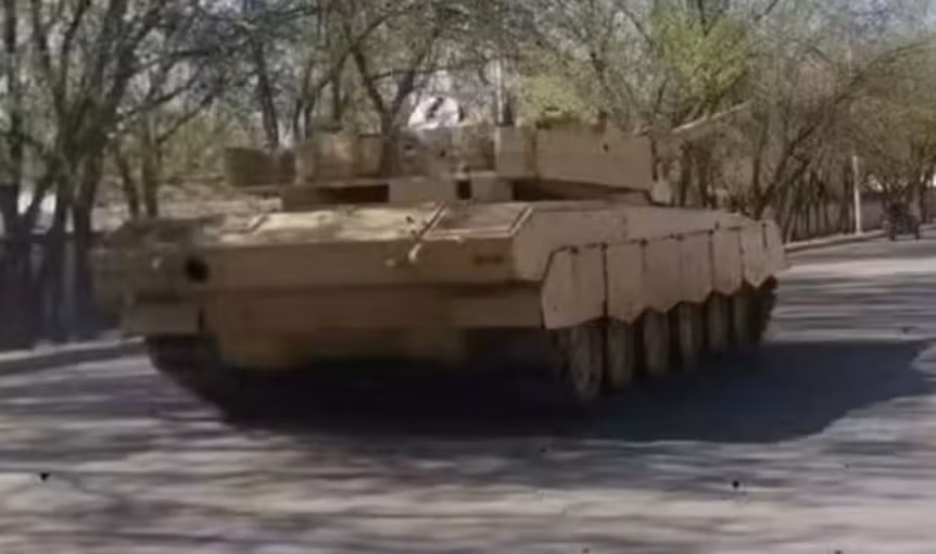 Báo cáo của Defense Blog cho rằng, nền tảng Xe tăng chiến đấu hybrid của Trung Quốc được thiết kế với mục đích hoạt động ở địa hình có độ cao lớn, nơi không khí loãng hơn vốn làm giảm hiệu quả của động cơ thông thường. Điều này có thể chỉ ra các ưu tiên chiến lược ở các khu vực như Cao nguyên Tây Tạng, nơi Trung Quốc duy trì sự hiện diện quân sự đáng kể, trong bối cảnh căng thẳng thêm với nước láng giềng Ấn Độ. Ảnh: @militarywatchmagazine.