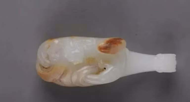 Dọc theo mỗi bên của lối đi trong mộ có mười hai hố cọc. Hơn nữa, lối đi có bảy bậc thang. Ở giữa phía sau buồng chính, có một tấm nắp quan tài được sơn mài. Ảnh: @Viện Hàn lâm Khoa học Xã hội Trung Quốc.