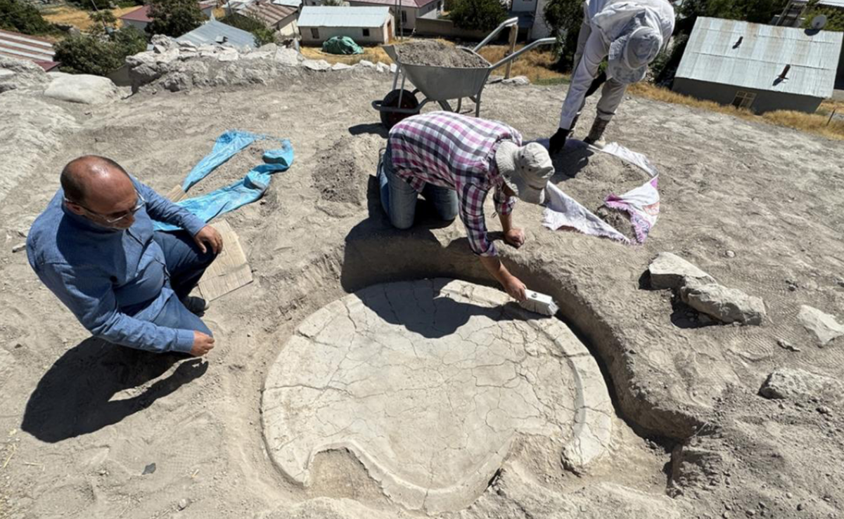 Hiện tại, công tác nghiên cứu chuyên sâu bàn thờ này tại chỗ vẫn chưa hoàn tất nên chưa sẵn sàng để trưng bày. Sau khi xong xuôi mọi việc, nhóm chuyên gia sẽ vận chuyển nó đến bảo tàng để bảo tồn và trưng bày. Ảnh: @Bộ Văn hóa và Du lịch, chính quyền tỉnh Elazığ.