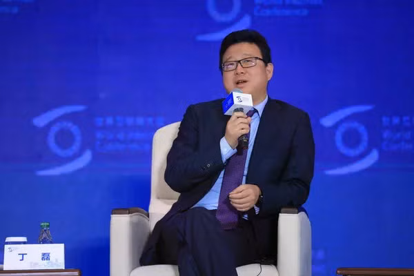 Trong thời gian học tại Học viện Khoa học và Công nghệ Điện tử Thành Đô, ông ấy quan tâm đến việc đọc sách về CNTT hơn là học để nâng cao điểm số ở trường. Ông ấy cũng là kiểu sinh viên luôn thách thức các giảng viên trong hội trường vì những câu hỏi cực kỳ sâu sắc, hốc búa. Ảnh: @ Depositphotos.