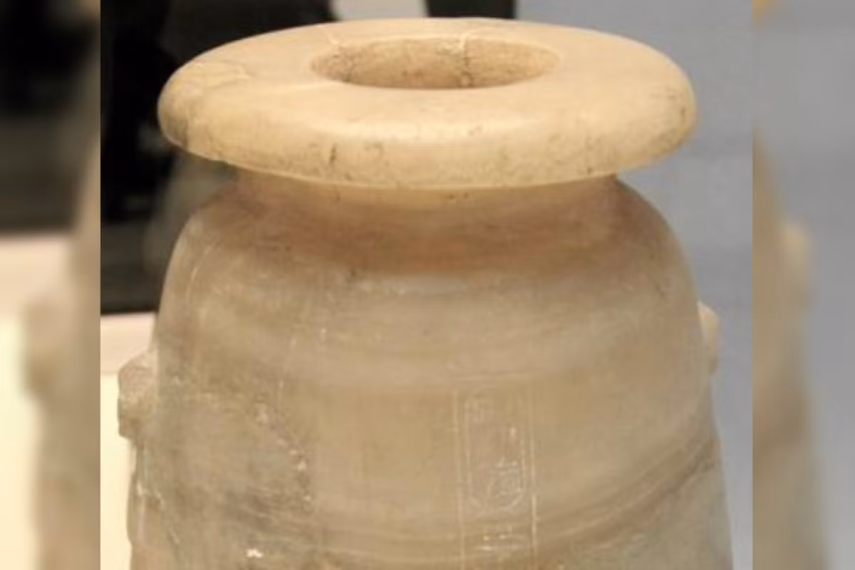 Đây là lần đầu tiên một chiếc bình thạch cao Ai Cập có khắc chữ cho ra một bộ dấu hiệu hóa học của chất gây nghiện rõ ràng đến như vậy. Ảnh: @Đại học Yale.