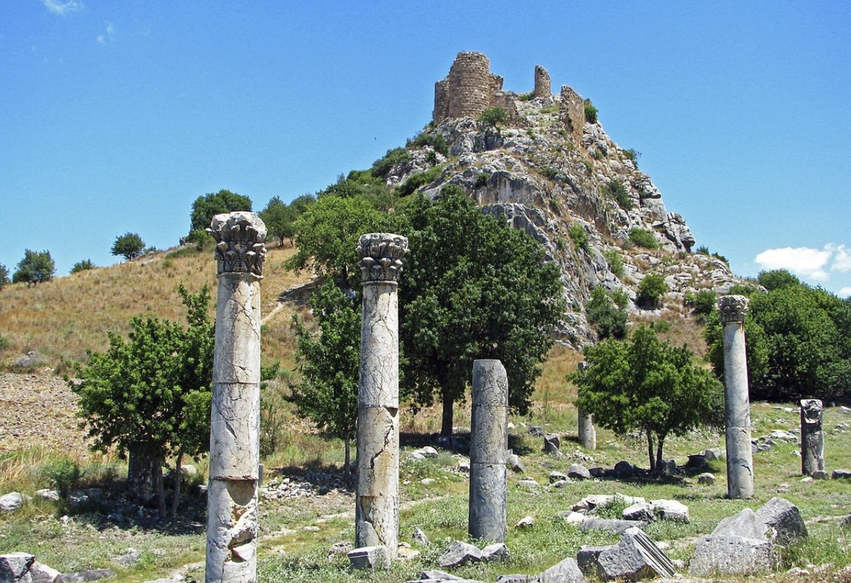 Thành phố cổ Kastabala ở Osmaniye của Thổ Nhĩ Kỳ có rất nhiều công trình kiến ​​trúc cổ. Nó bao gồm các con phố có hàng cột, đền thờ, nhà tắm và bể chứa nước. Ảnh: @Bộ Văn hóa và Du lịch Thổ Nhĩ Kỳ.