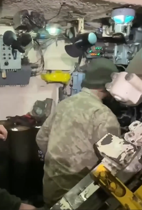 Phía Lữ đoàn Nhảy dù Độc lập số 25 đã công bố đoạn clip ghi lại cảnh thu giữ vũ khí này và tiến hành sử dụng pháo tự hành 2S19 Msta-S của Nga. Ảnh: @Lữ đoàn Nhảy dù Độc lập số 25 của Ukraine.