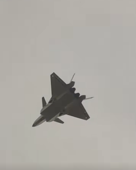 Trong số những thay đổi đã biết khác là thiết kế lại vòm radar, tăng thể tích khoang thân máy bay bên trong - có thể cho thấy dung tích nhiên liệu lớn hơn hoặc không gian cho các hệ thống điện tử hàng không mới, buồng lái được đặt cao hơn, tất cả đều đã được quan sát thấy trong các hình ảnh trước đó. Ảnh: @RupprechtDeino.