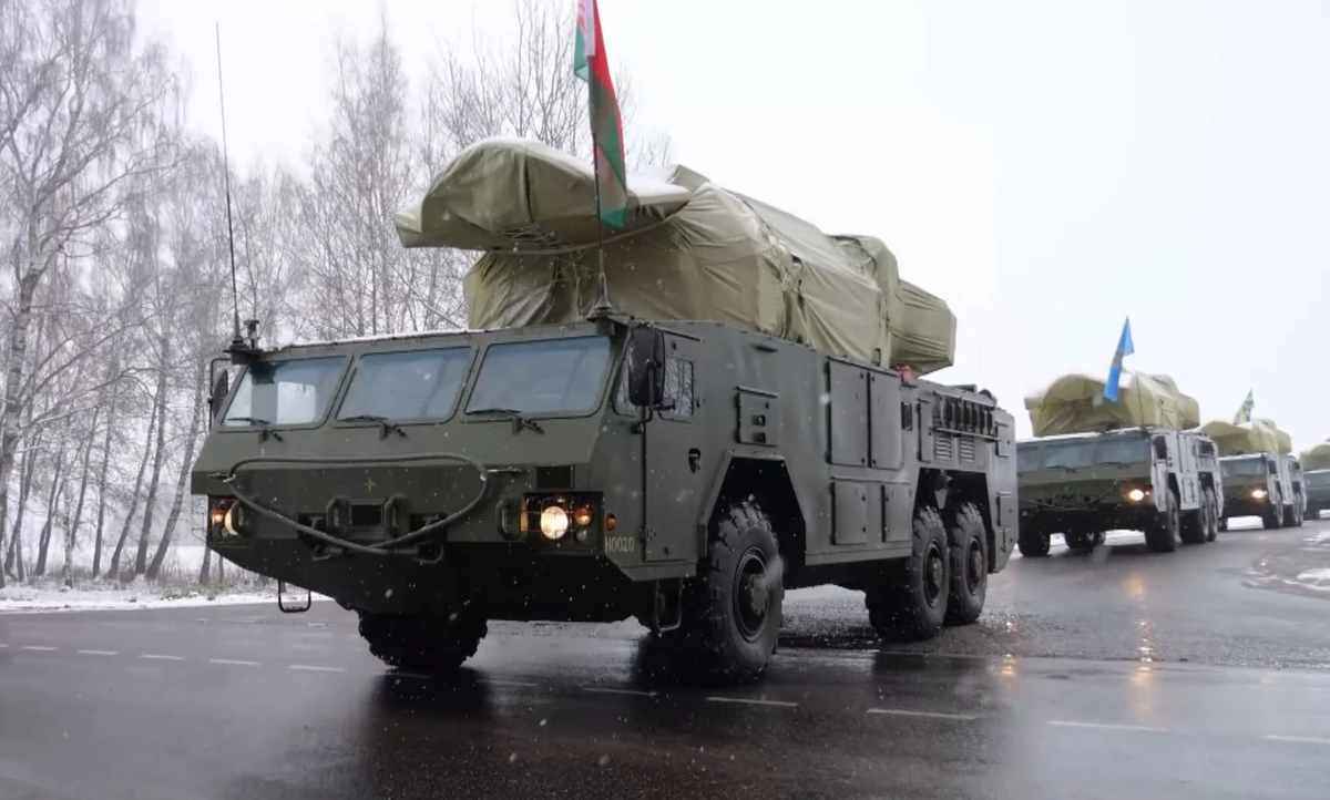 Tuy nhiên, theo xác nhận từ Bộ Quốc phòng Belarus, số lượng của chúng đã tăng lên đáng kể với sự xuất hiện của các hệ thống tên lửa đất đối không Tor-M2 mới do phía Nga cung cấp. Ảnh: @ Military Review.