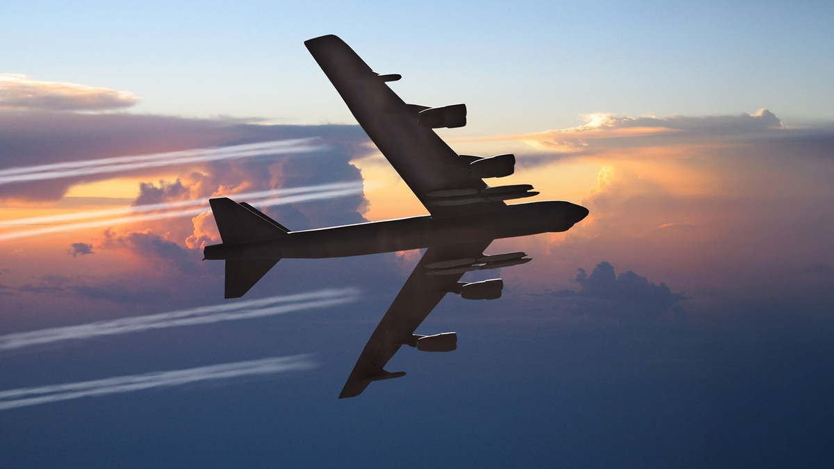 Một số nhà phân tích OSINT nhận định đường bay và khu vực hoạt động của bộ ba B-52 phù hợp với mô hình huấn luyện vùng Caribe. Các chuyên gia quân sự cho rằng những phi vụ như vậy giúp duy trì tư thế sẵn sàng chiến đấu, đồng thời Mỹ củng cố mạng lưới an ninh hàng hải khu vực.