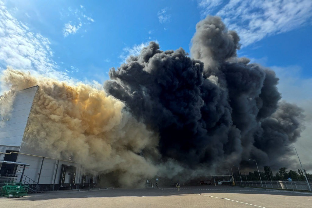 Ngoài các biện pháp công trình, Quân đội Ukraine cũng tăng cường quy trình ứng phó khẩn cấp và diễn tập sơ tán để giảm tối đa thương vong khi xảy ra tấn công. Tuy nhiên, với những loại vũ khí có sức sát thương rộng như bom chùm, việc đảm bảo an toàn tuyệt đối vẫn là thách thức lớn.