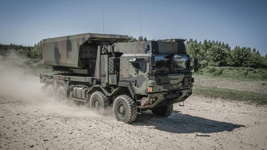 Lockheed Martin cho biết thêm, GMARS được phát triển trên khung gầm xe quân sự chiến thuật HX của Rheinmetall, với cấu hình 8x8, tốc độ tối đa khoảng 100 km/h, cao hơn mức thông thường của các hệ thống pháo hạng nặng. Hệ thống này hỗ trợ khả năng tương tác cao với các loại bệ phóng và đạn dược của Mỹ và đồng minh.