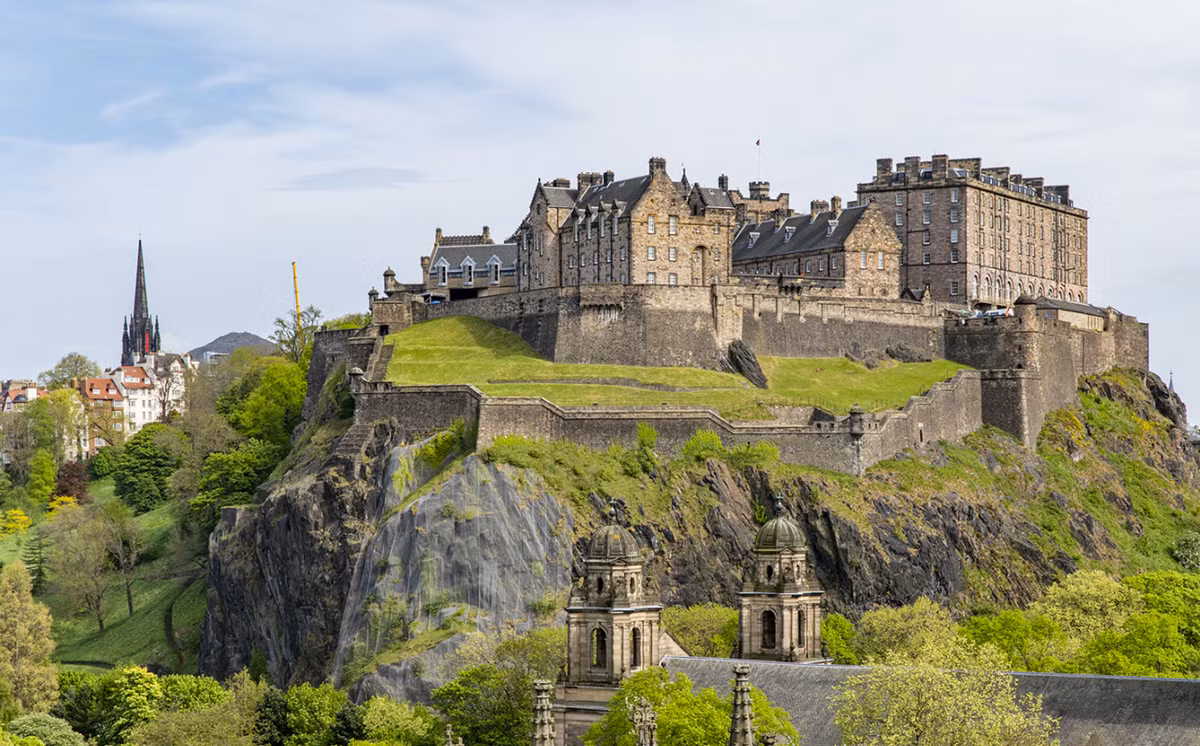 Tại khu Grassmarket thuộc Phố Cổ Edinburgh nằm trong một hố trũng bên dưới Lâu đài Edinburgh của Scotland, các chuyên gia đến từ Hội đồng Bảo tàng Thành phố Edinburgh bất ngờ tìm thấy một vật thể lạ. Ảnh: @Hội đồng Bảo tàng Thành phố Edinburgh.