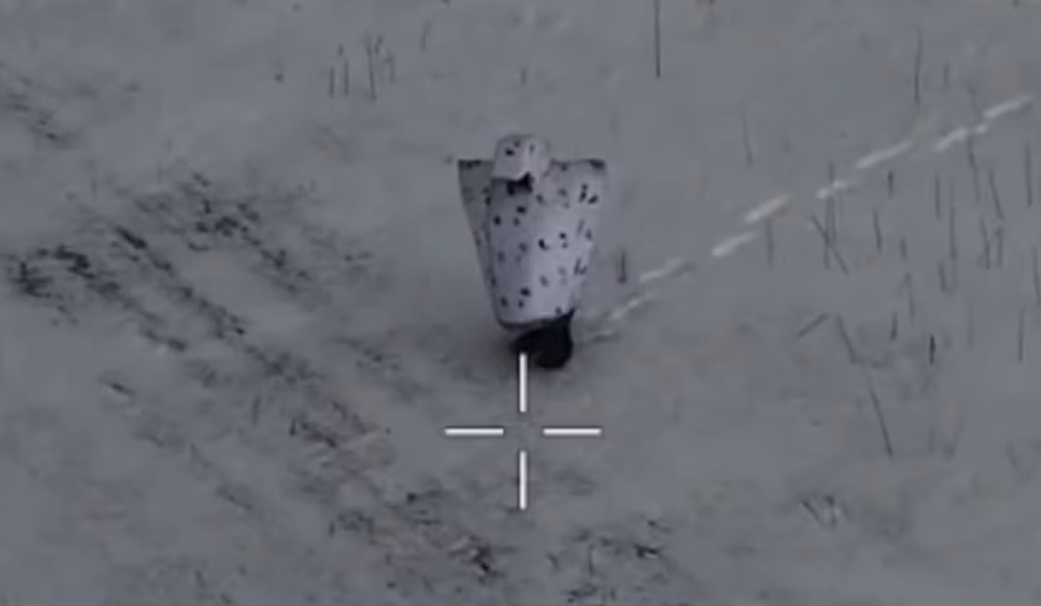 Đoạn phim cho thấy một binh sĩ Nga trong bộ đồ ngụy trang cồng kềnh, màu trắng chấm đen, hình chim cánh cụt đang di chuyển trên một cánh đồng phủ đầy tuyết trước khi bị hệ thống máy bay không người lái của Ukraine nhắm mục tiêu. Ảnh: @Defence_blog.