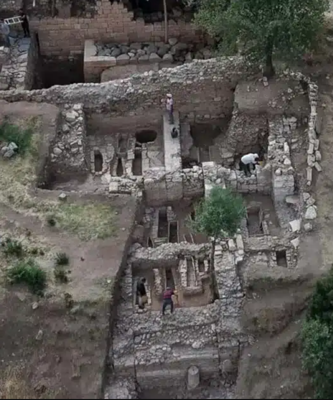 Phát hiện này do nhóm nghiên cứu của Giáo sư Nicholas Cahill thuộc trường Đại học Wisconsin-Madison dẫn đầu, đã làm sáng tỏ thêm về một nền văn minh đã xây dựng những công trình kiến ​​trúc hùng vĩ thể hiện quyền lực từ thế kỷ thứ 8 Trước Công Nguyên, rất lâu trước khi các thành phố Hy Lạp đạt được sự phức tạp về đô thị tương tự. Ảnh: @Đại học Wisconsin-Madison.