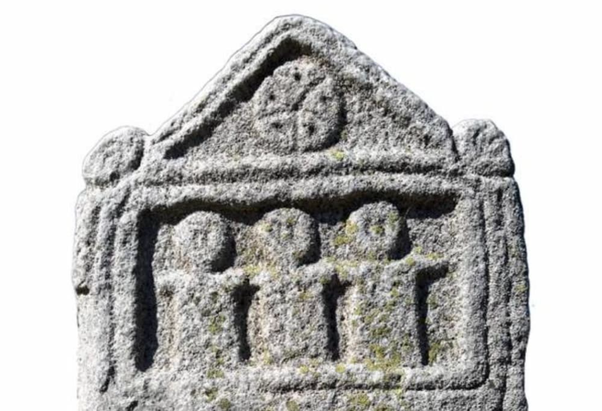 Trên đỉnh hầu hết các bia đá, bên trong một hình tam giác, xuất hiện một đĩa có các tia hoặc cánh hoa. Biểu tượng này tương tự như một bánh xe hoặc mặt trời, được liên kết rộng rãi trong thế giới Celtic với các vị thần mặt trời, chẳng hạn như Taranis, nhưng cũng có thể liên kết với các vị thần của thế giới ngầm, sự sinh sản và sự cứu rỗi. Ảnh: @Đại học Valencia.